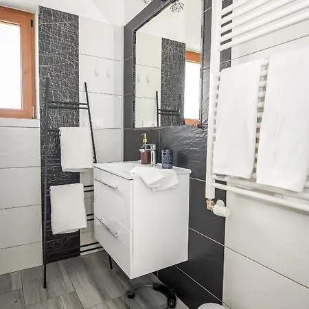 Dwupoziomowe Na Dwa Widoki Z Jacuzzi & Sauna زاكوباني